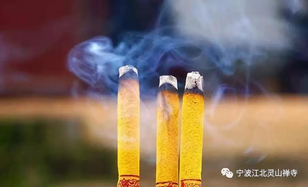 正确的烧香姿势,三支香应这样插放!